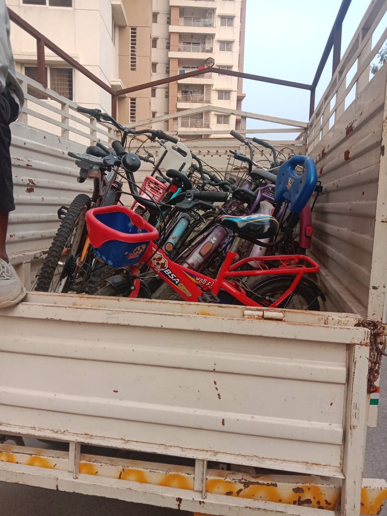happy_hyderabad's tweet photo. A big thank you everyone who has given 14 unused #cycles today for #ProjectDiya ๐ตโโ๏ธ
Great support from @flyttainc @rahulkanuganti for Logistics support for picking up old #bicycles across #Hyderabad for 7 hours today ๐ตโโ๏ธ
@HiHyderabad
@KTRTRS
@arvindkumar_ias
@sselvan https://t.co/1Z8KIK9FtV