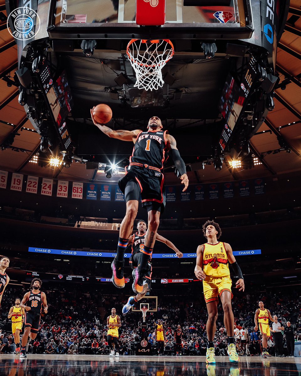 nyknicks's tweet photo. @Ntilikina11Fan @RjBarrett6 👀 https://t.co/z3XzE8H0FB