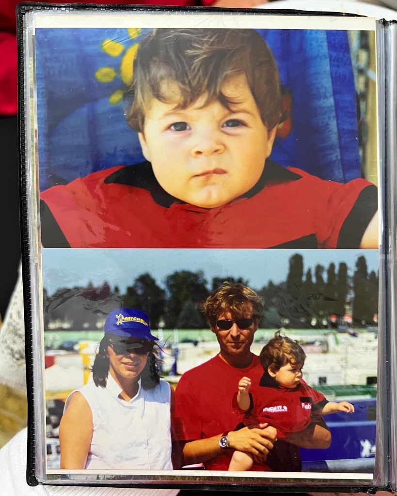 FabioDiggia49's tweet photo. Pranzo da nonna… momento “album dei ricordi” 👶🏻 #miniDIGGIA https://t.co/dpfkjiGu1o