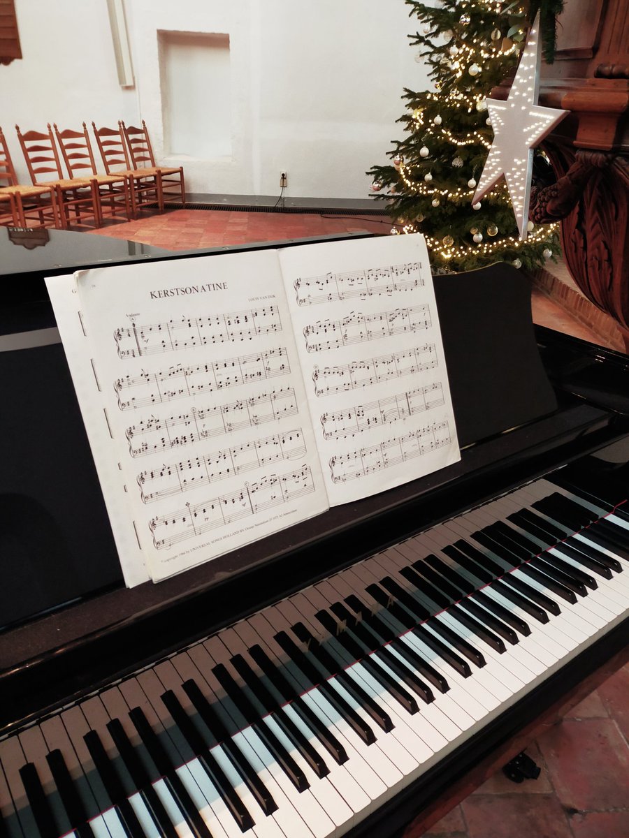 HooikammerJoke's tweet photo. Louis van Dijk spelen als muzikaal intermezzo vanmorgen in de Oude Kerk Ermelo. #oudekerkermelo #louisvandijk #muzikaalintermezzo
#traditie https://t.co/SdNQt8kmc1