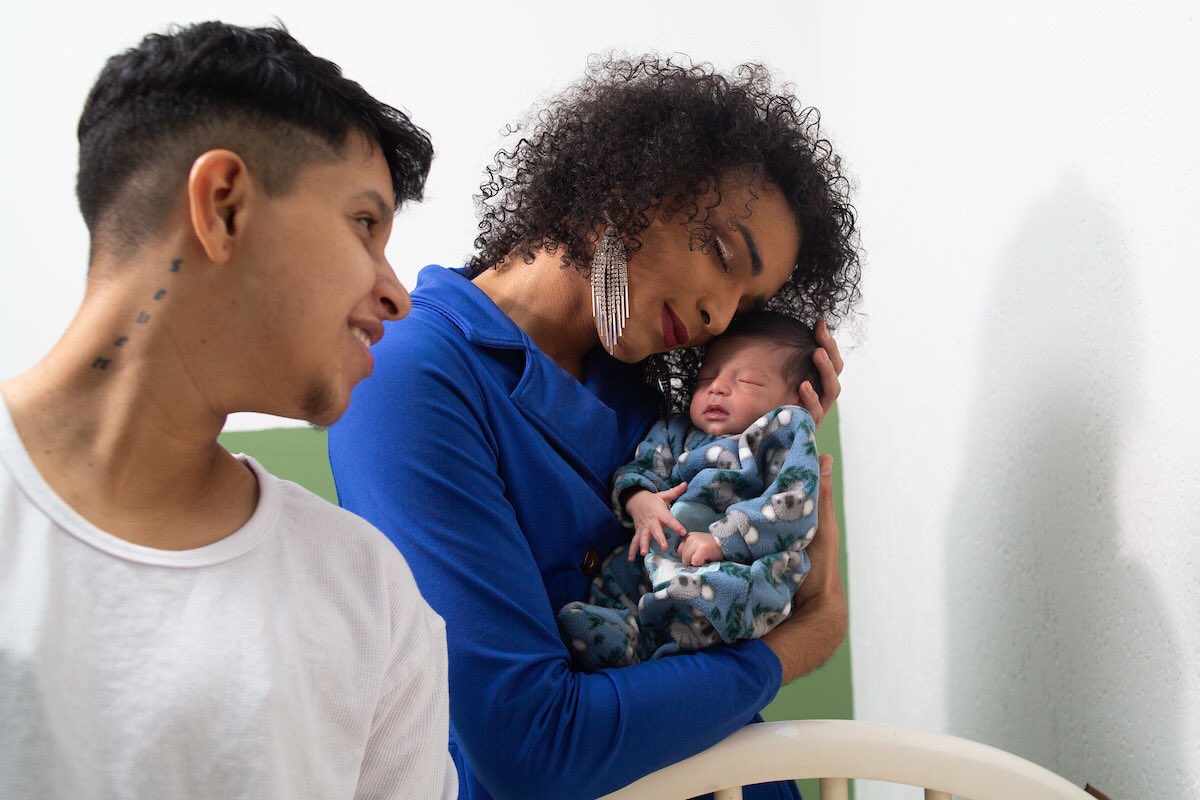 IsisBroken's tweet photo. Nossa família transcentrada, pra deixar o coração de vocês quentinho nesse final de ano. Te amo @aquaIien 👨‍👩‍👦🧡 https://t.co/l12AqQegsV