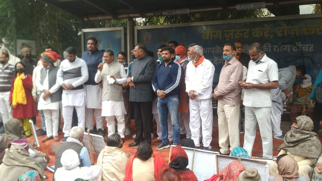 Shubham12201508's tweet photo. CM Awaas par Delhi dehat ke kisaano ne apni maang,apne adhikaro ko lekar prachand pradarshan kiya @VasuRukharBjp @adeshguptabjp @KharkhariAmit @kuljeetschahal @siddharthanbjp @p_sahibsingh @AchalSharmaBjp https://t.co/PdEuYsd93c