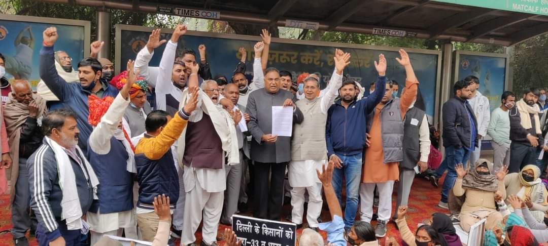 Shubham12201508's tweet photo. CM Awaas par Delhi dehat ke kisaano ne apni maang,apne adhikaro ko lekar prachand pradarshan kiya @VasuRukharBjp @adeshguptabjp @KharkhariAmit @kuljeetschahal @siddharthanbjp @p_sahibsingh @AchalSharmaBjp https://t.co/PdEuYsd93c