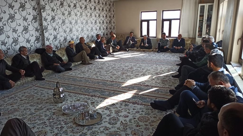 behcet_agrali's tweet photo. İl başkanımız sn. @A_MuttalipOzbek
 İlçe Başkanımız sn @FatiharslanAK30 il ve ilçe teşkilatımızla birlikte,Yeni mahallede vefat eden Cemil Tekinalp ve Karabey köyünde Haydar Yılmaz'ın ailelerine taziye ziyaretinde bulunduk.Merhumlara Allah'tan rahmet,Ailelerine sabırlar diliyorum https://t.co/N9C23lfMtf