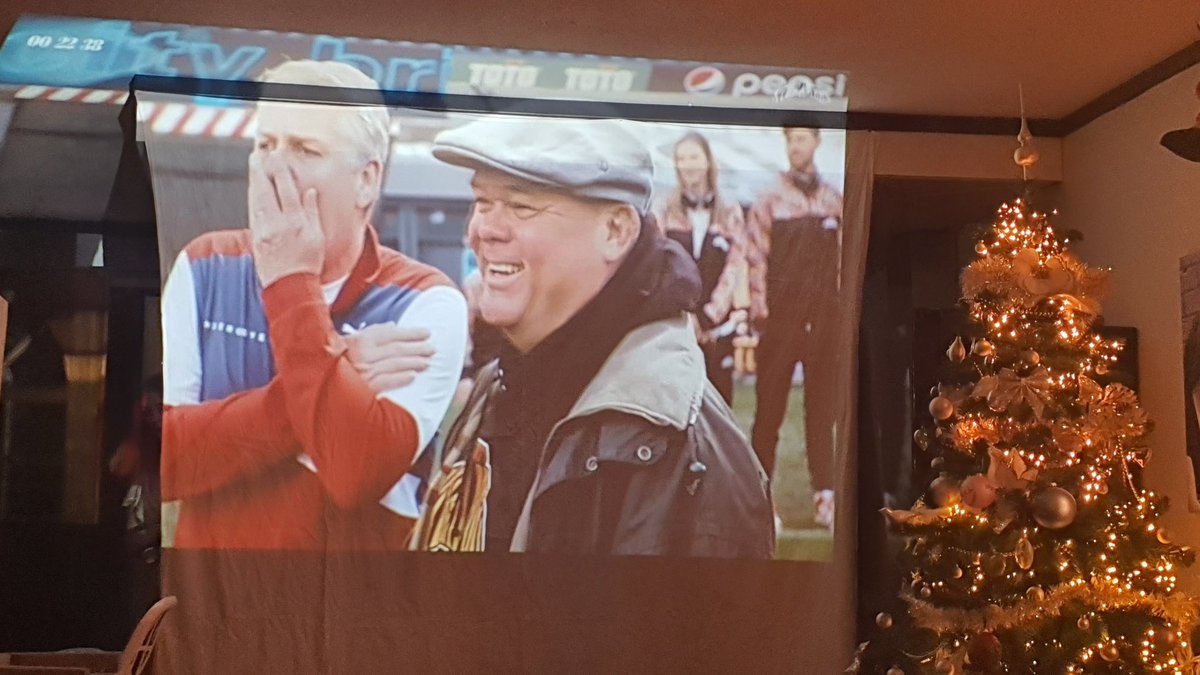 K9Beveiliging's tweet photo. We zijn er klaar voor #Streamers #BeamerEdition. Partybox #JBL310 erbij voor nog meer geluid. #2deKerstdag #IederJaar #IkBenVoor https://t.co/Ox1IOigfJk