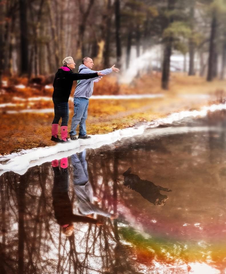 Los dueños de Timber, su perro, recientemente fallecido, le dieron esta foto a la fotógrafa Cecilie Thoresen, mientras esparcían sus cenizas en un estanque. Le pidieron a Cecilie que superpusiera la imagen de Timber en la foto y este fue el resultado 🥺♥️
