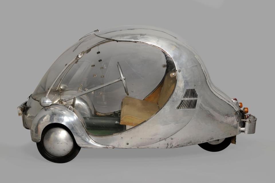 aflashbak's tweet photo. The Electric Egg - 1938 prototype of an electric 'cyclecar' by Parisian industrial designer Paul Arzens. The bubble was made of plexiglass. Inside was only a seat, a steering wheel and a single pedal. It could drive up to 96 km (60 miles) on a single charge. https://t.co/9WQ6pOV7s2