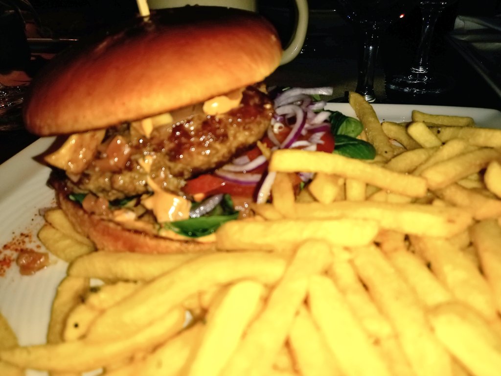Sergej_Ivanov's tweet photo. @ Hofgut Laubenheimer Höhe

Leider total schlecht organisiert und mega unfreundliche Bedienung.
Das Essen hat 2 Stunden gedauert: #Hofgut #Skyline #Burger und eine #Paulaner #Helle https://t.co/GskmTWNSgK