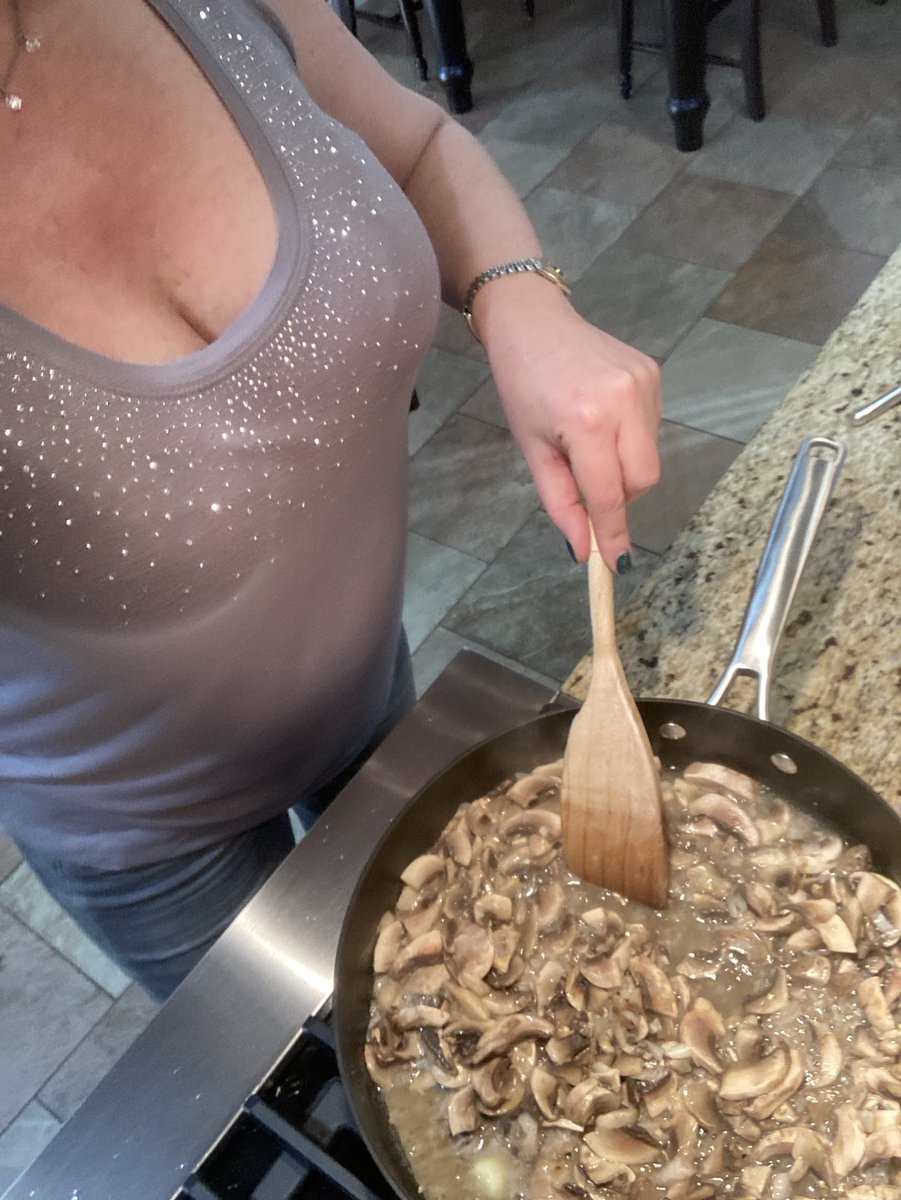 LouBonomi's tweet image. Whether you stay in , or head out … remember to always SPARKLE!! ❤️💚💫🍽#musicandcooking #backtomygroove #tistheseasontosparkle