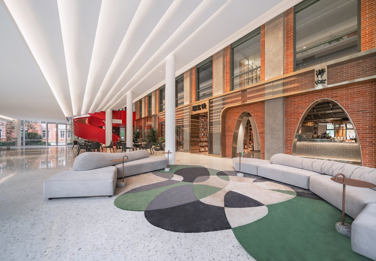 philgoodsonsr's tweet photo. Modern and traditional #architecture blend together nicely inside this #building.  https://t.co/wdBYuNYacP https://t.co/o7ORxIrMmT