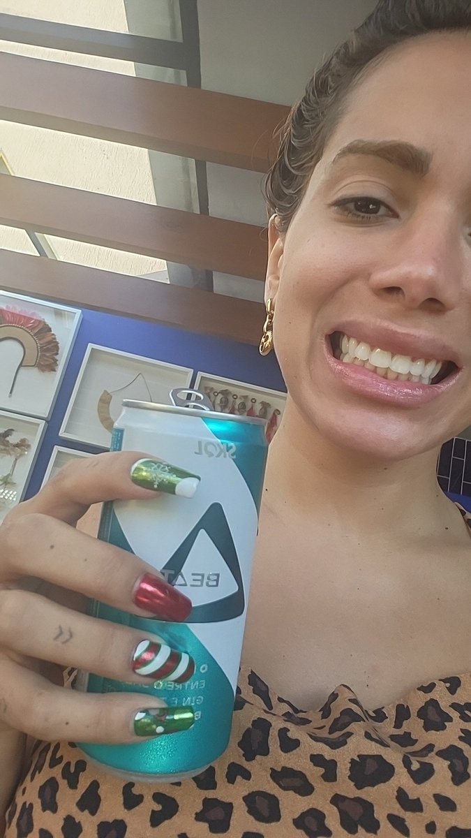 Anitta's tweet image. 