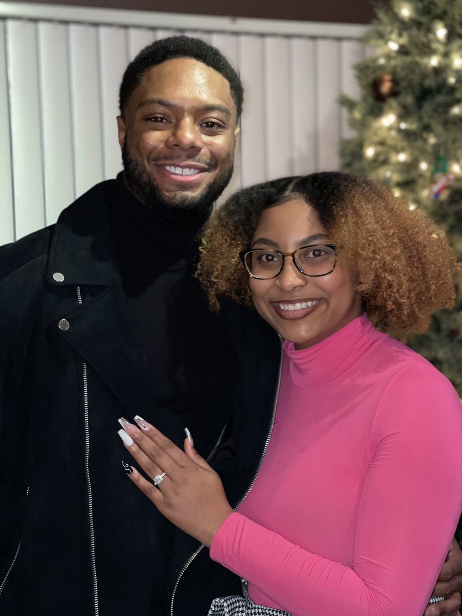 _lyndsip's tweet photo. On the 5th day of Christmas my true love gave to me, fiveee golden ringssss🎶…well actually just 1 engagement ring 😊💍

#IssaFiancée https://t.co/n6RJt1DQiS