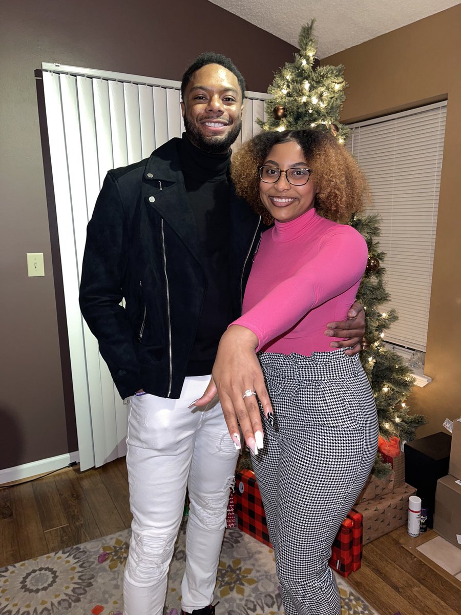 _lyndsip's tweet photo. On the 5th day of Christmas my true love gave to me, fiveee golden ringssss🎶…well actually just 1 engagement ring 😊💍

#IssaFiancée https://t.co/n6RJt1DQiS