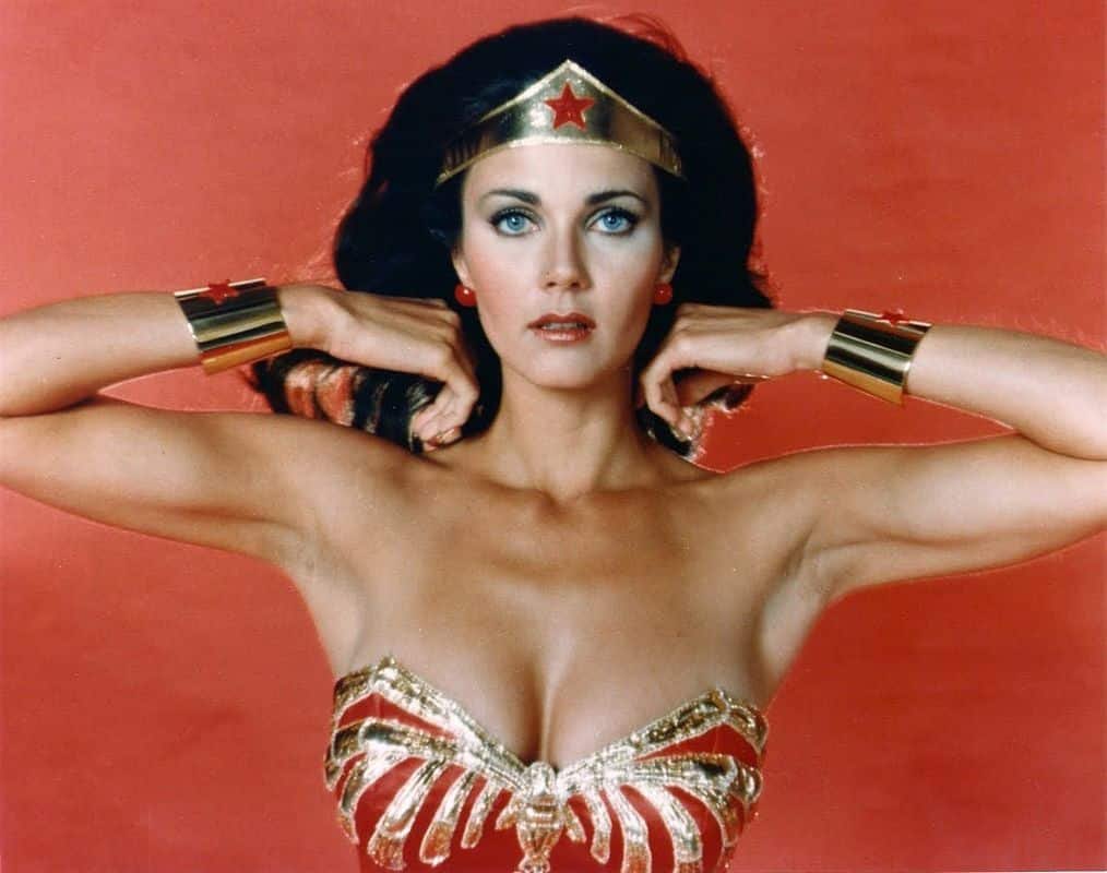 Wonder Woman la serie de los 80s ahí me la ponen difícil no se quien es más...