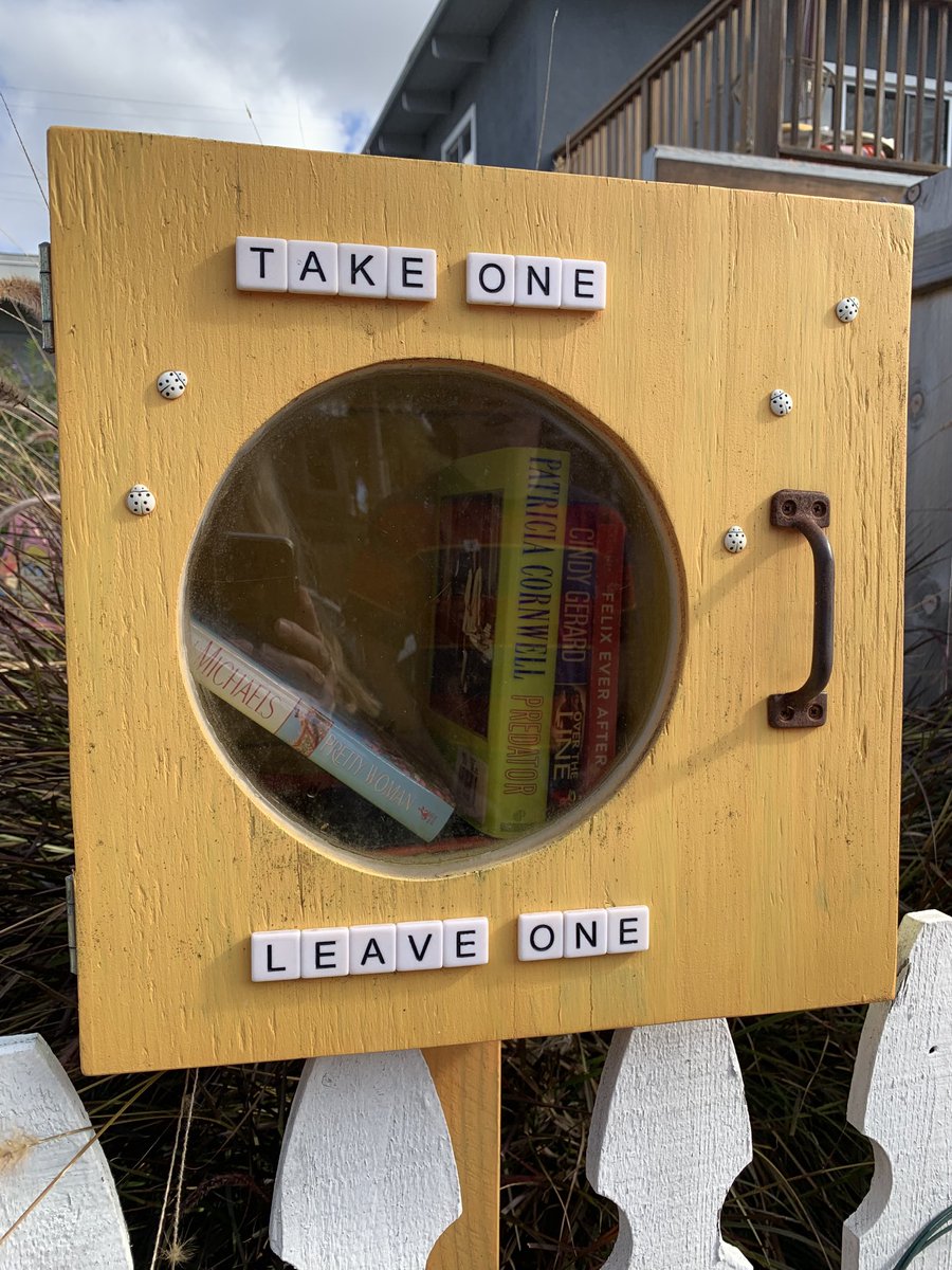 Book exchange in someone’s front yard in #Leucadia #California. Love it 😍