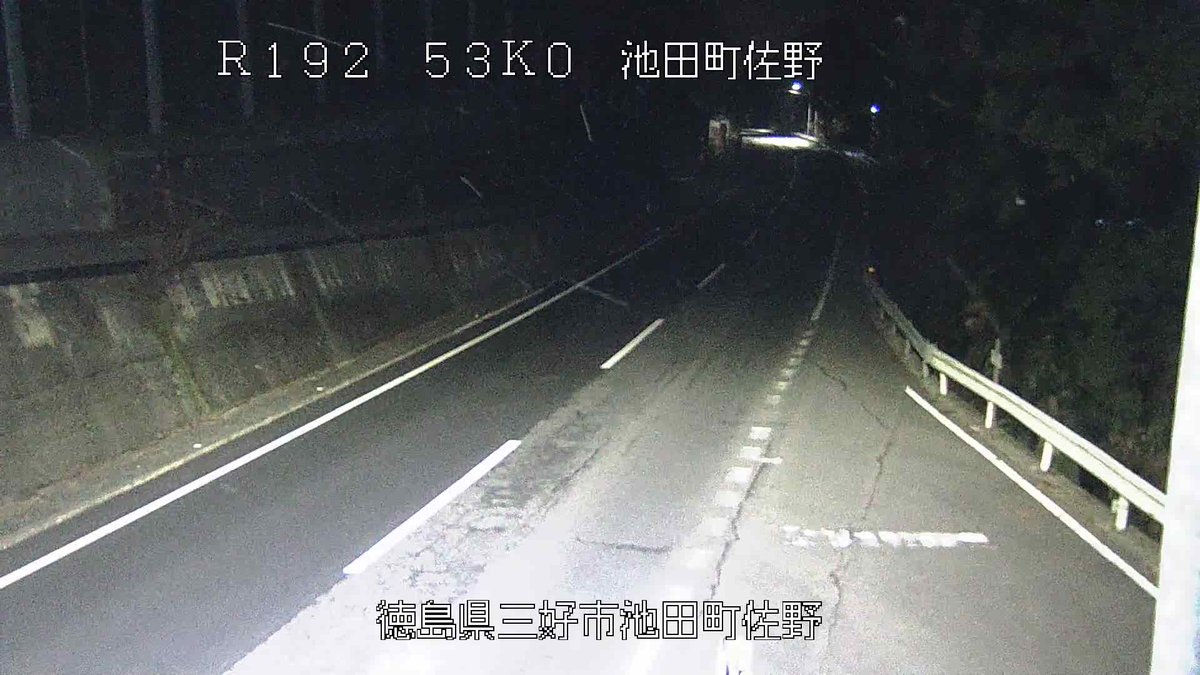 mlit_tokushima's tweet photo. 徳島県三好市の国道32号、192号の4:50時点の状況です。
国道32号　高知県境付近ではまた雪が降り出しています。
路面の凍結や急な積雪に注意してください。
雪道には冬用タイヤ装着やタイヤチェーンの携行をお願いします。
#いのちとくらしをまもる防災減災 https://t.co/ZfGG263xnS