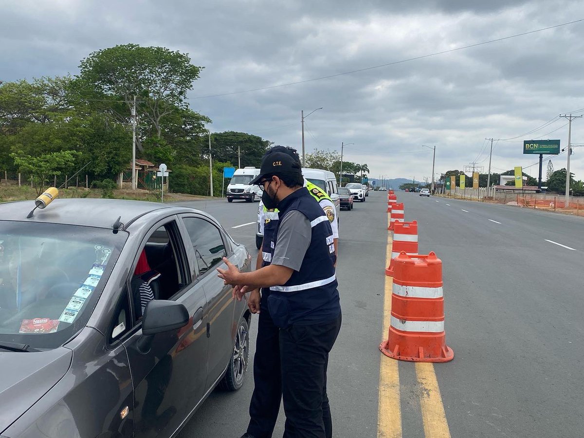 FabricioFreireG's tweet photo. #Guayas | Recorrido🗺
✅ Estación de Peaje Chongón.
✅ Estación de Peaje Chivería.
✅ Estación de Peaje Boliche.

Llevamos un mensaje de concientización junto a la Unidad de Educación y Seguridad Vial.
 
@ctecuador 
@carloeloy
@marcelohcabrera

#VamosBienCTE
#JuntosLoLogramos 🇪🇨 https://t.co/ZdAXVPeoMS