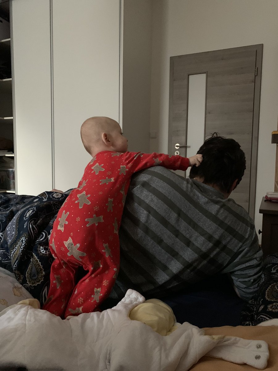 YgritteFire's tweet photo. Táto, nebudeme spinkat. Budeme si spolu hrát na tahání za vlasy. To se hraje takhle: Já tě budu tahat za vlasy a ty budeš dělat au a to je ta zábava.
#Drobek #drahý #parenthood https://t.co/sAh2pFCTNa