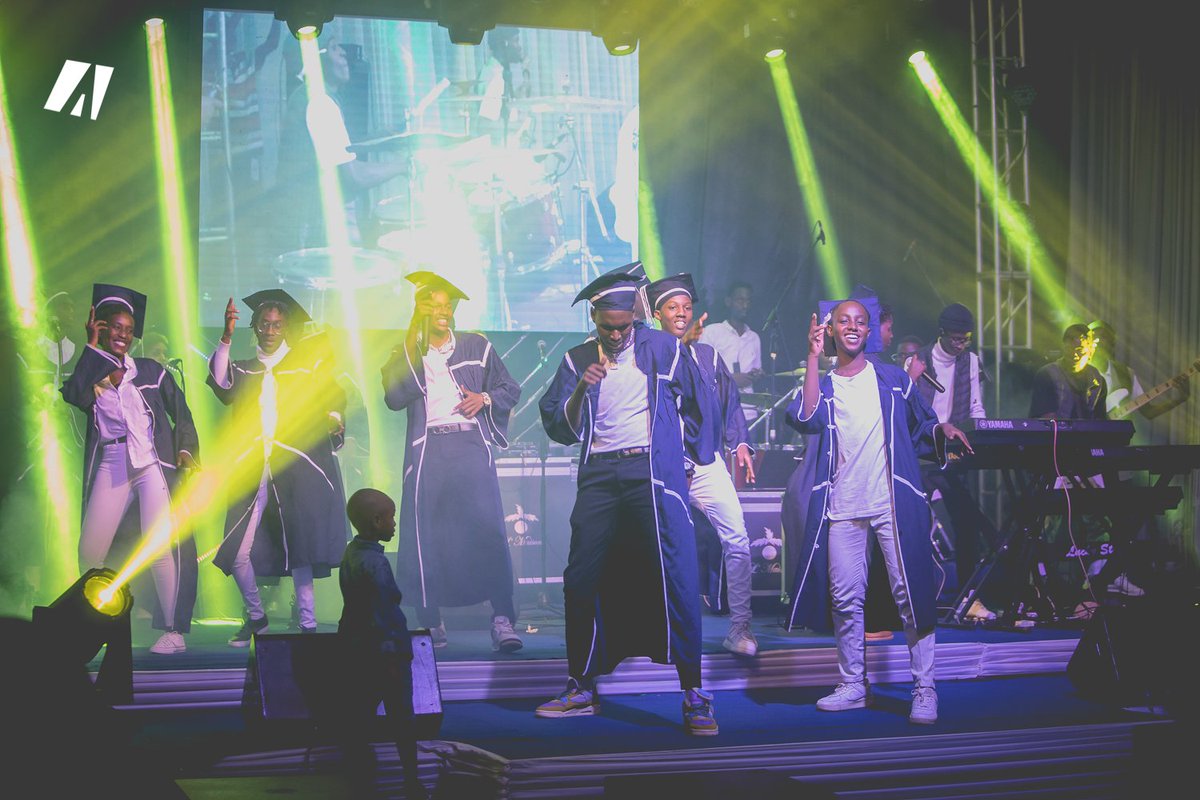 akezanet's tweet photo. 🔴🔵 KAINOS EVENT
C'est en toge de diplômés que le groupe Victorious Team fait son entrée sur scène, sous les acclamation du public
#lesbeautesdecheznous
#akezanet
#KainosEvent
#Gospel
#Burundi https://t.co/khT6dxpx28