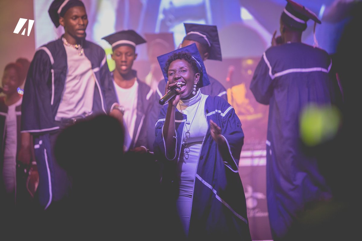 akezanet's tweet photo. 🔴🔵 KAINOS EVENT
C'est en toge de diplômés que le groupe Victorious Team fait son entrée sur scène, sous les acclamation du public
#lesbeautesdecheznous
#akezanet
#KainosEvent
#Gospel
#Burundi https://t.co/khT6dxpx28