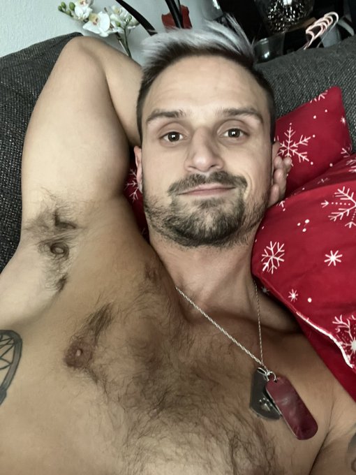 Cuddle Puddle Anyone? Pup wanna pat ???

#gay #chest #pits #nips #fetish #beard #twunk #MerryChristmas