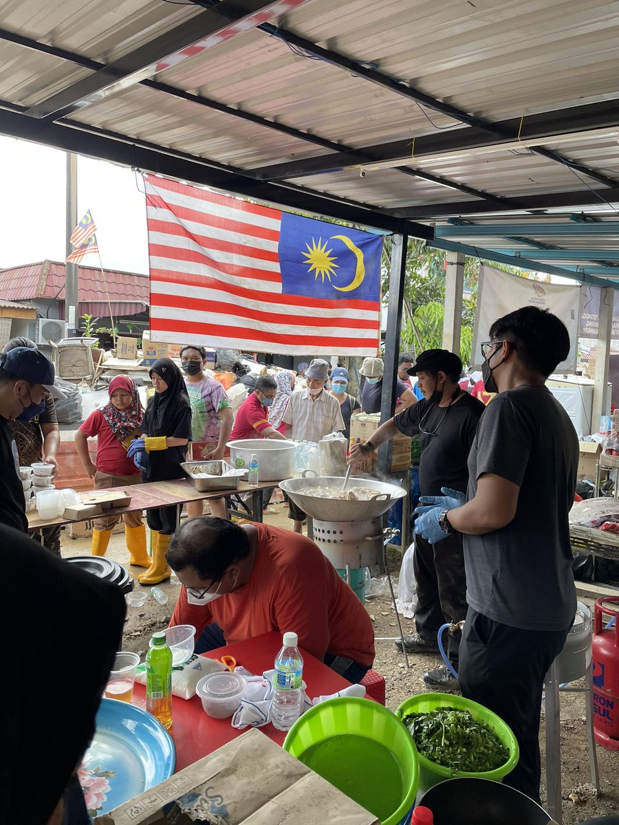 bumilangit's tweet photo. Terima kasih semua, atas sumbangan dan doa. Satu jatuh seribu membantu. Terima kasih penduduk Taman Seri Nanding, Batu 16, dan Sungai Lui yang sudi menerima bakti kecil kami.
Dapur halimunan dan #TeamInvisible mohon untuk undur diri. https://t.co/W5SpNYpXo5