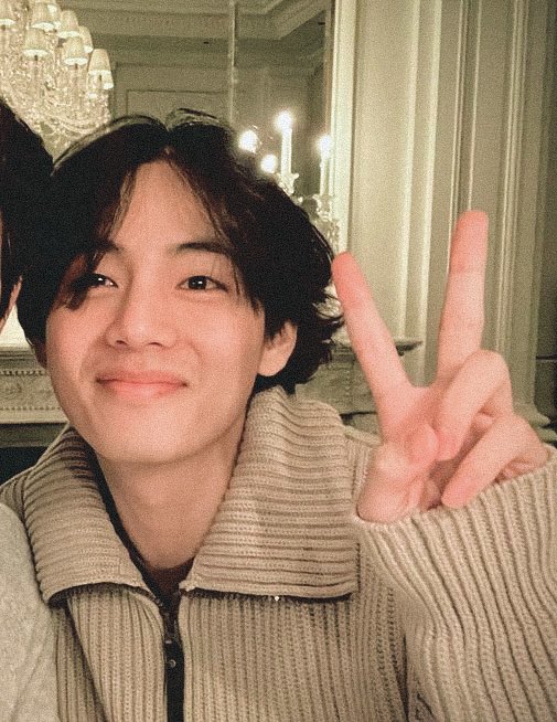 omg look at taehyung 🥺