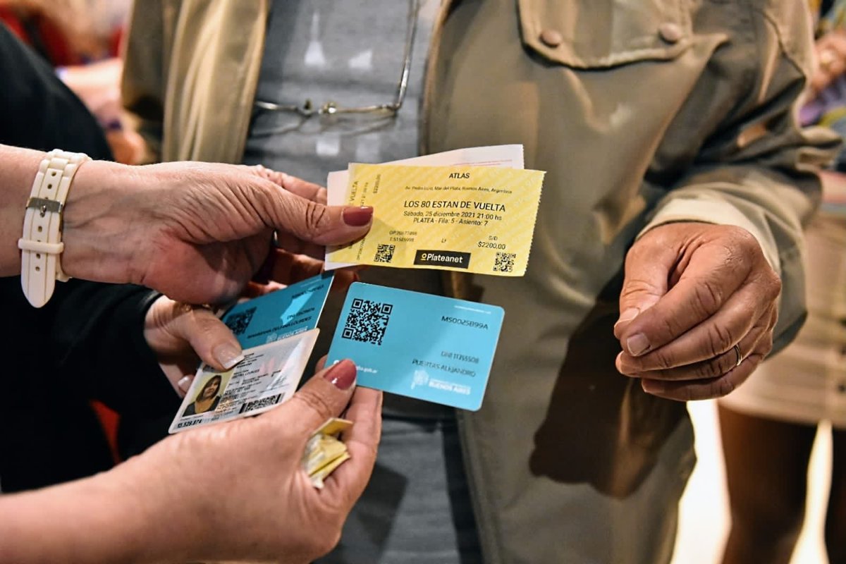 Excelente predisposición del público ante el control del Pase Sanitario en los teatros de Mar del Plata.
A partir de hoy los accesos se habilitaron con más anticipación para evitar demoras.
La audiencia manifiesta agradecimiento al personal responsable de hacer cumplir la norma.