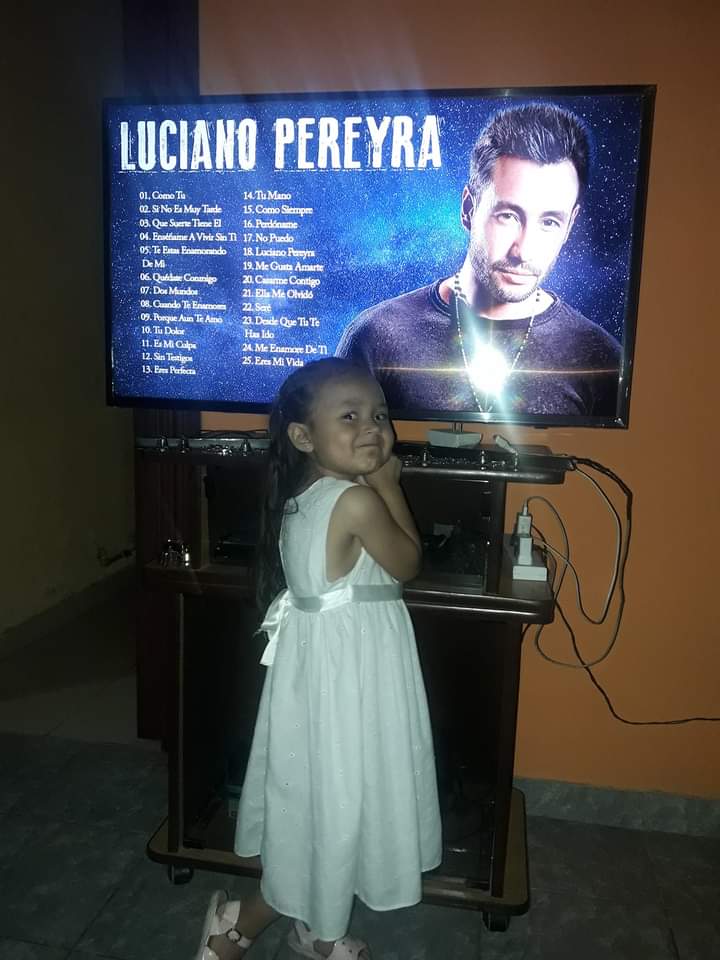 Joa_lore's tweet photo. Mi sobrina Amelia cumple 4 años el miércoles 29 de diciembre! Sueña con con conocerte @LucianoPereyra !!! Canta tus canciones como súper fan!! 
Podrías mandarle un mensaje de Feliz cumple?? 
Muchas Gracias y Bendiciones!!! https://t.co/RyCspU0kWc