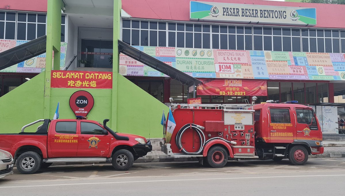 AbuNawas379's tweet photo. Selain sukarelawan pembersihan, sumbangan barangan dan wang tunai Bukit Mertajam juga mengantar pasukan bomba sukarel bersama jentera ke Bentong. 

Bukit Mertajam mempunyai pasukan bomba paling banyak dalam Malaysia dj mana 3 balai bomba kerajaan dan 9 bomba sukarela. https://t.co/Zq7zSejGS4