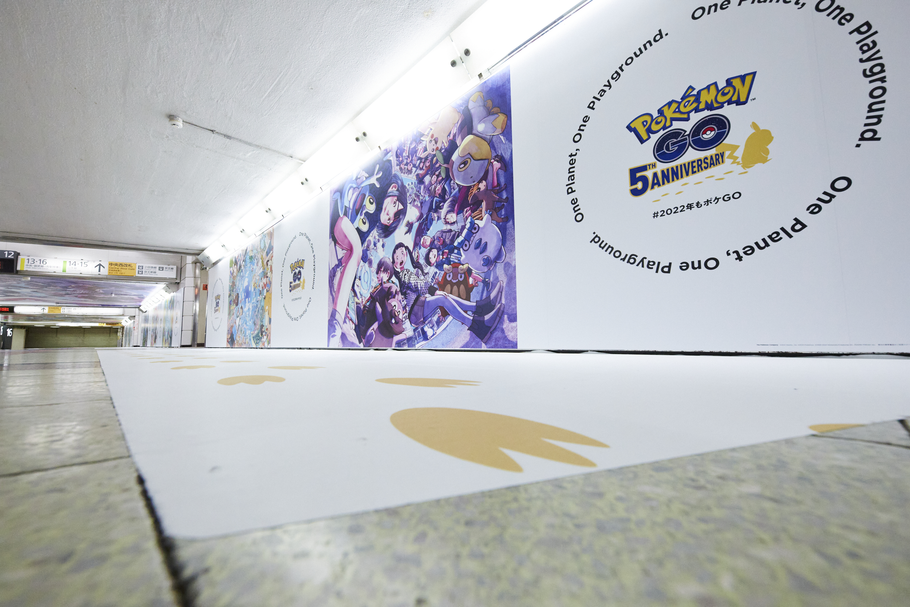Pokemon Go Japan 12月27日 月 から22年1月2日 日 まで Jr新宿駅 中央通路に ポケモンgo の5周年記念イラストを用いた屋外広告が掲出されています ぜひ 訪ねてみてください 詳しくはこちら T Co Wvykfpswxz 22年もポケgo 駅係員