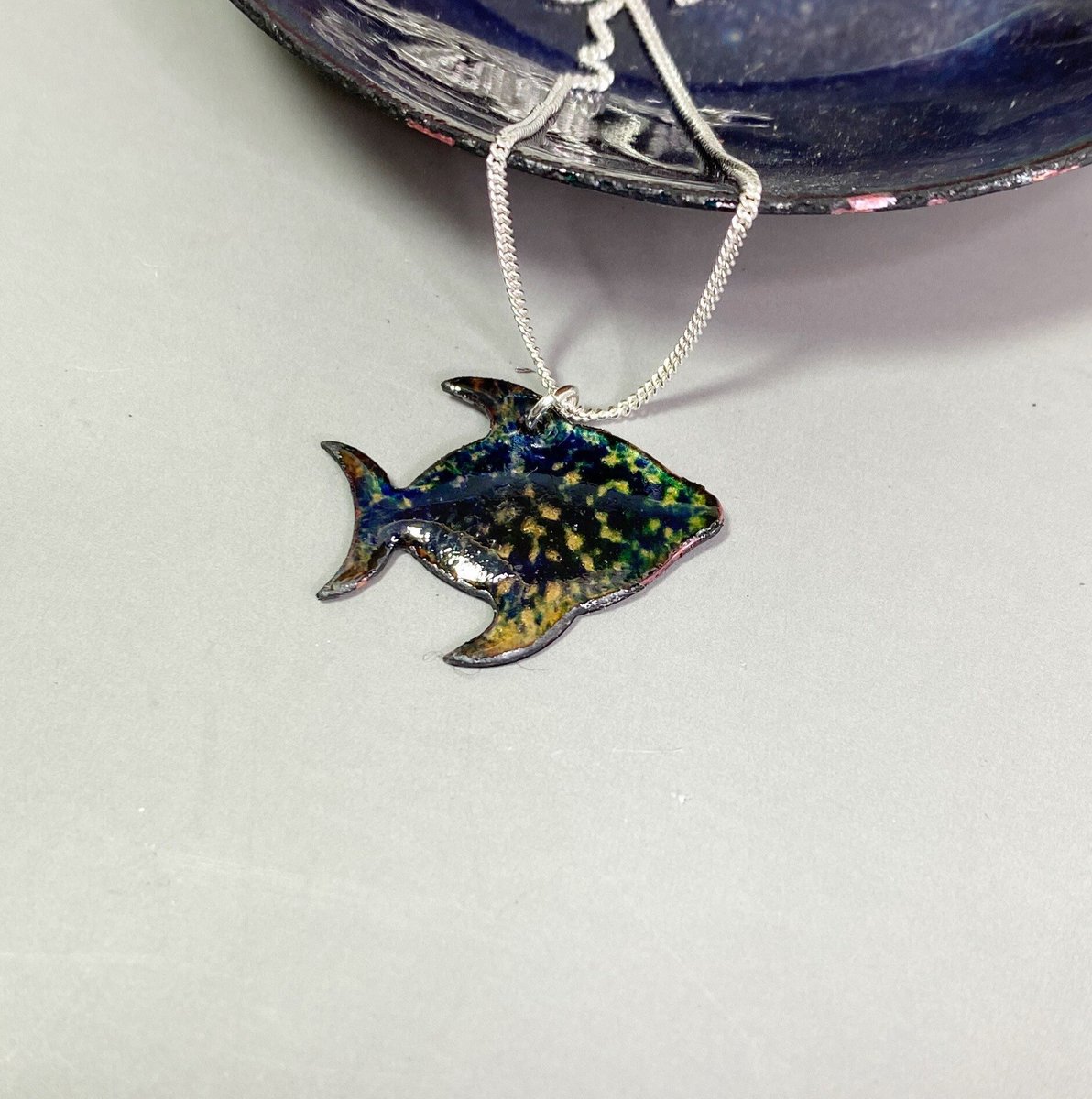 MaisyPlum2's tweet photo. Copper Enamel Tropical Fish Necklace https://t.co/jr3hwKuH6J #MaisyPlum #Etsy #FishPendant https://t.co/nY3esJzIE2