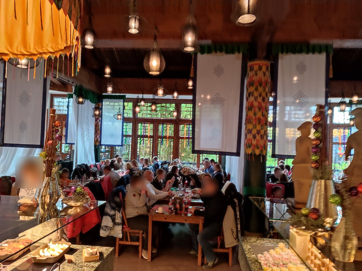 DennisGoerges's tweet photo. Euer Ernst, @Phantasialand? 72€ für ein Weihnachtsbuffet bei dem so eng bestuhlt ist, dass mein Stuhl bei jedem Aufstehen den Hintermann zum Vorrücken zwingt? Trotz #2G absoluter #Corona #Wahnsinn... Selten so unwohl gefühlt... Warum? @rek_landrat #Omikron #Superspreader https://t.co/IyiQ7gEYwi