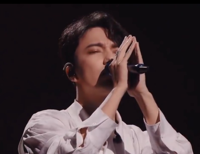 SARAHDO88533213's tweet photo. Eu sempre apoio qualquer decisão do #DimashQudaibergen, mas não vou negar que estou preocupada com a  saúde do @dimash_official Eu espero sinceramente que não seja nada grave.♥️🌹🌹🇧🇷 
#FlyAway #BeWihMe https://t.co/WYYKI7dosm