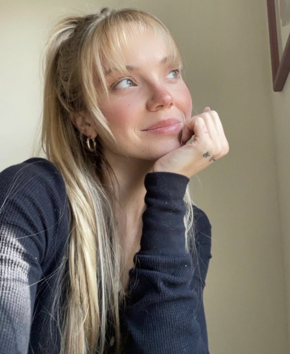 DBradbery's tweet image. Bangs 🖤