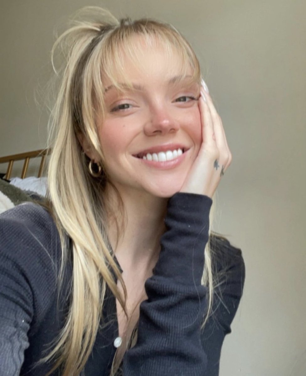 DBradbery's tweet image. Bangs 🖤