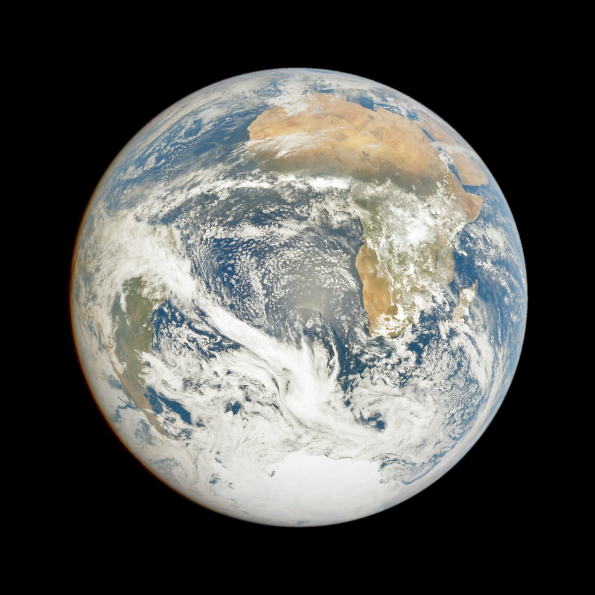 dscovr_epic's tweet photo. 11:29 on Saturday December 25th, over the South Atlantic Ocean https://t.co/mqnQ8ztj0S