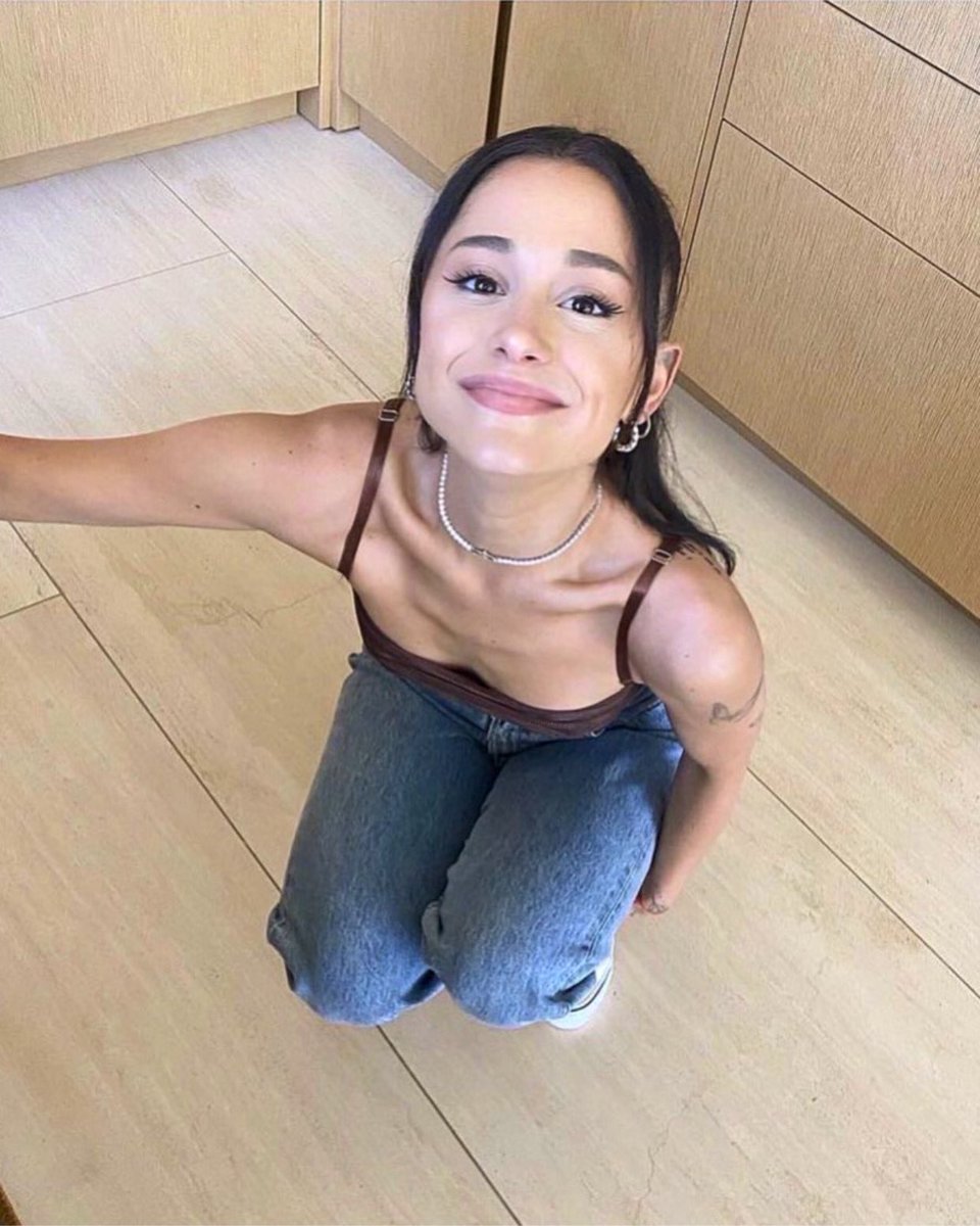 arianafeeds's tweet photo. ariana grande looks so gorgeous https://t.co/pjSxuNwASr