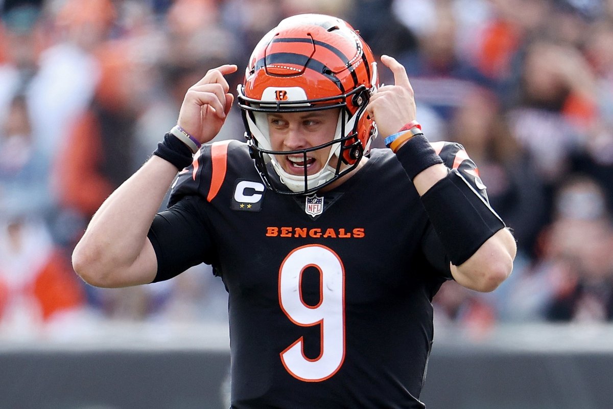 BleacherReport's tweet photo. Joe Burrow's UNREAL statline @brgridiron

- 37/46
- 525 passing yards
- 4 TD
- 0 INT
- 143.2 passer rating https://t.co/488kNSeKLE