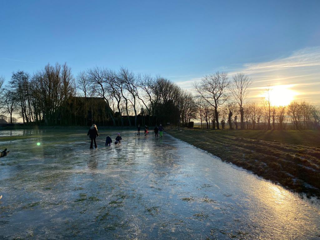ninebootsma's tweet photo. Cadeautje ❄️ #schaatsen #ijspret #burgwerd https://t.co/ZmCYVqN9vM