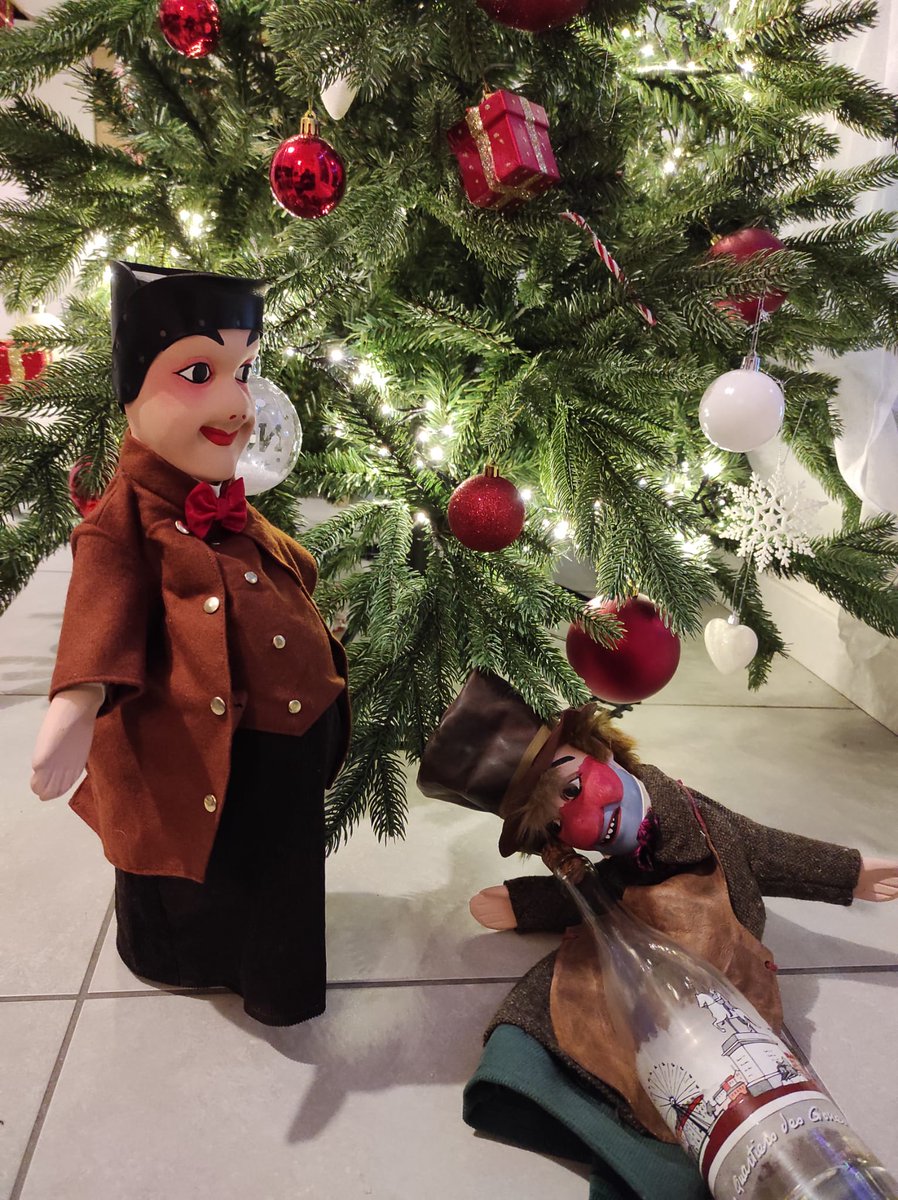 GuignolCollect1's tweet photo. Bilan de Noël: 
- On à bien manger et pris un gros bidou
- On à bien bue et pris un gros mal à la caboche .
 Mais on à passer un excellent Noël,place au repos maintenant ! 

A la revoyure 😘 https://t.co/RFyq1HuSZ4