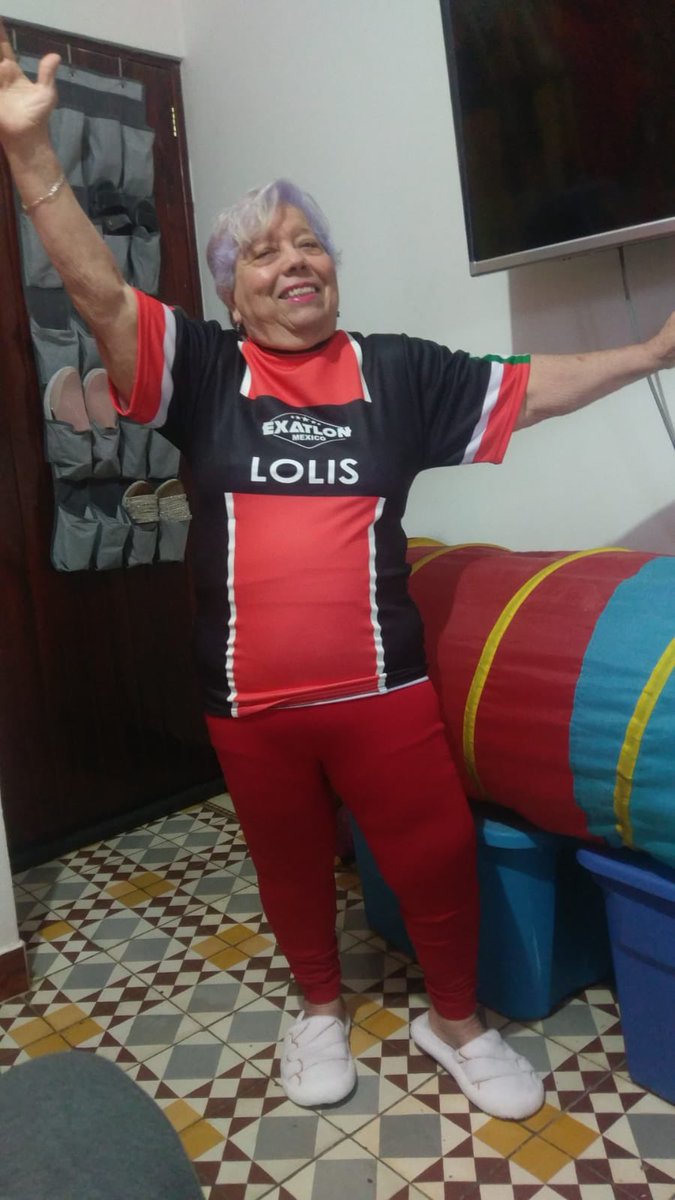 jesuga18's tweet photo. Mi madre de 72 años súper feliz con su playera de @ExatlonMx de #Guardianes que le trajo Santa. #RojaDeCorazon 

@antoniorosique_ @Ariscazares @Heliud_Pulido @matialvarezs sería mega feliz con un saludo de ustedes 🙏🏼@VengaLaAlegria #VLAFinDeSemana https://t.co/l0msFsAQAG