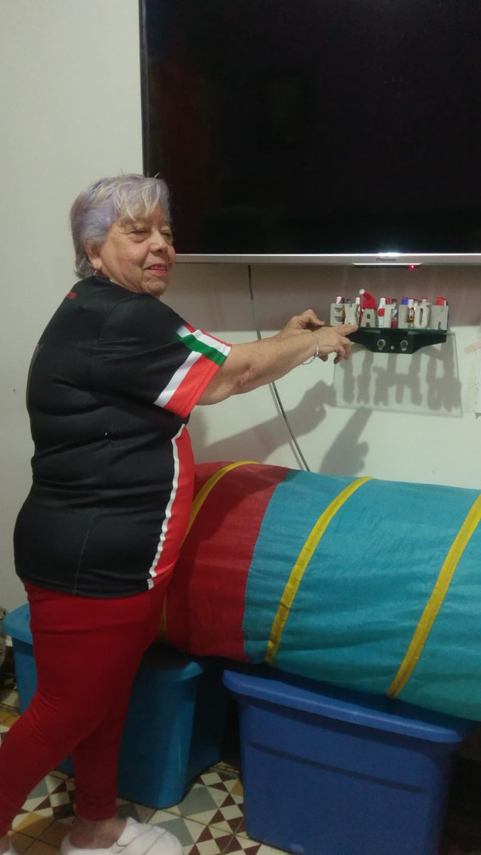 jesuga18's tweet photo. Mi madre de 72 años súper feliz con su playera de @ExatlonMx de #Guardianes que le trajo Santa. #RojaDeCorazon 

@antoniorosique_ @Ariscazares @Heliud_Pulido @matialvarezs sería mega feliz con un saludo de ustedes 🙏🏼@VengaLaAlegria #VLAFinDeSemana https://t.co/l0msFsAQAG