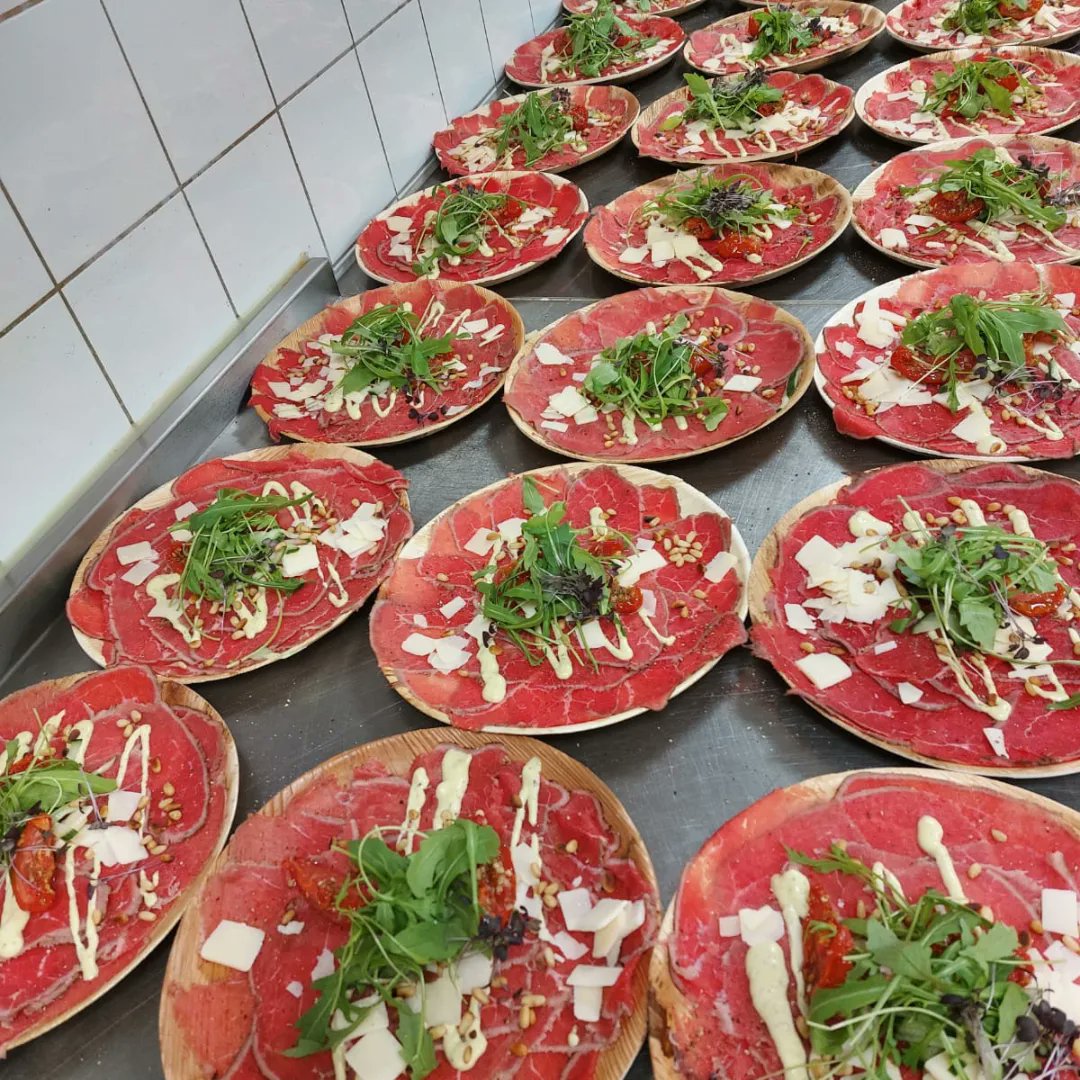 TonnieWaal's tweet photo. Dat was het weer de kerst voor dit jaar .Dit jaar gehoopt dat we dit jaar onze gasten weer in het restaurant mochten ontvangen helaas mocht het niet zo zijn 😔
Maar we hebben er weer wat moois van kunnen maken en veel gasten laten genieten van onze maaltijden.
👨‍🍳  #Borntocook https://t.co/TG1nQFaYSs