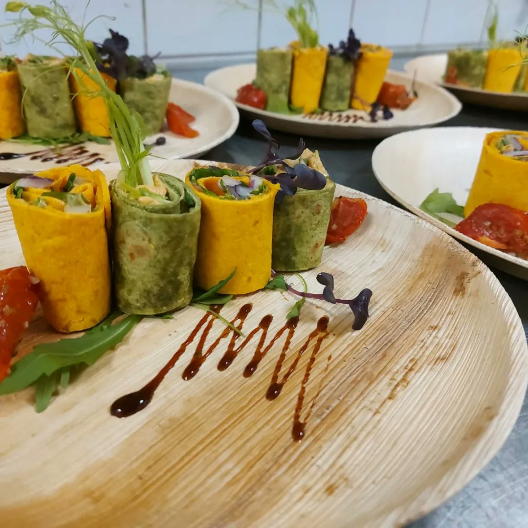 TonnieWaal's tweet photo. Dat was het weer de kerst voor dit jaar .Dit jaar gehoopt dat we dit jaar onze gasten weer in het restaurant mochten ontvangen helaas mocht het niet zo zijn 😔
Maar we hebben er weer wat moois van kunnen maken en veel gasten laten genieten van onze maaltijden.
👨‍🍳  #Borntocook https://t.co/TG1nQFaYSs