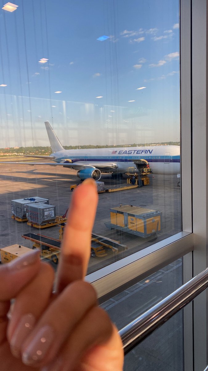 Bueno, hoy que ya paso un poco todo.. voy a contarles en este hilo “Las crónicas del terror de viajar con la peor aerolínea <a href="/goeasternair/">Eastern Airlines</a> “ ..