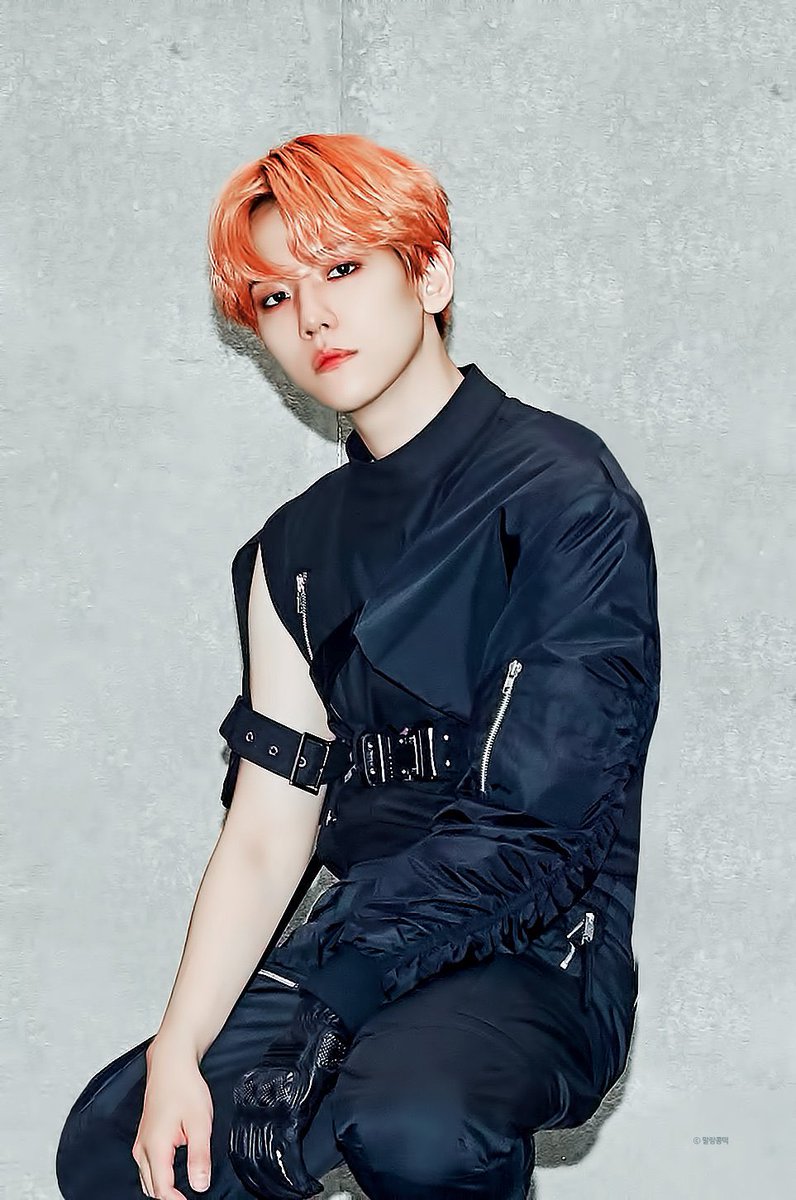 bbhsfile's tweet image. baekhyun looks extra hot in these outfits #백현