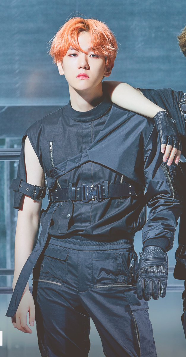 bbhsfile's tweet image. baekhyun looks extra hot in these outfits #백현