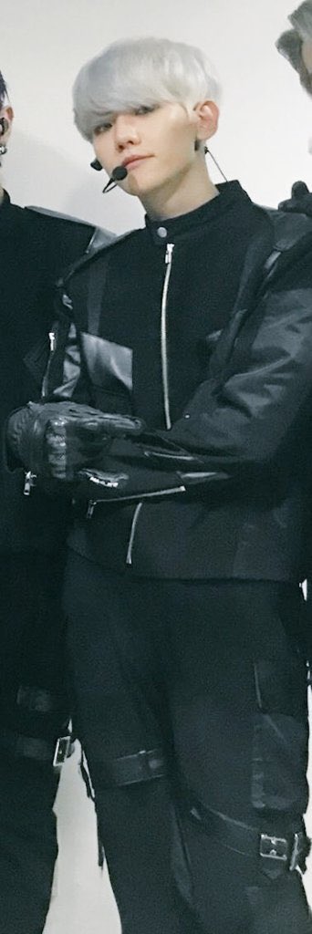 bbhsfile's tweet image. baekhyun looks extra hot in these outfits #백현