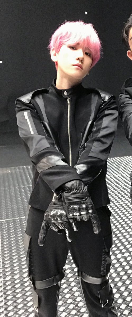 bbhsfile's tweet image. baekhyun looks extra hot in these outfits #백현